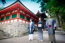 左から鈴木拡樹、松任谷由実、黒羽麻璃央。（撮影：田中聖太郎）