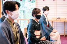 左から黒羽麻璃央、松任谷由実、鈴木拡樹。（撮影：田中聖太郎）