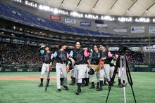 黒羽麻璃央（写真中央）とBLACK WINGSの面々。（撮影：小境勝巳）