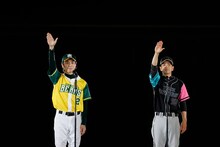 選手宣誓をする和田琢磨（左）と黒羽麻璃央。（撮影：小境勝巳）