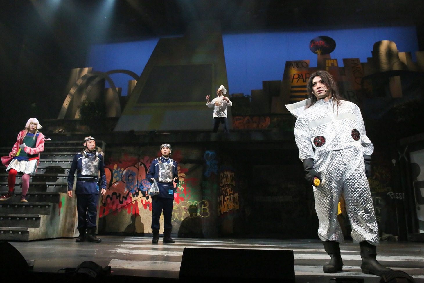 「大パルコ人（4）マジロックオペラ『愛が世界を救います（ただし屁が出ます）』」より。（撮影：宮川舞子）