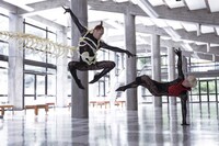 左から森山開次、大前光市。