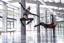 左から森山開次、大前光市。