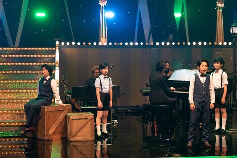 WOWOWプライム「オリジナルミュージカルコメディ 福田雄一×井上芳雄『グリーン&ブラックス』」#53より、「『オリバー！』スペシャルメドレー」の様子。