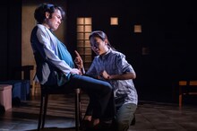 DULL-COLORED POP 第23回本公演「丘の上、ねむのき産婦人科」より。（Photo by bozzo）