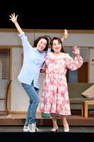 左から高畑淳子、渡辺えり。