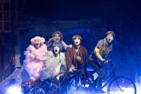 おぼんろ 第19回公演「瓶詰めの海は寝室でリュズタンの夢をうたった」より。（撮影：三浦麻旅子）