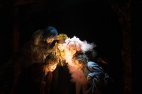 おぼんろ 第19回公演「瓶詰めの海は寝室でリュズタンの夢をうたった」より。（撮影：三浦麻旅子）