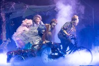 おぼんろ 第19回公演「瓶詰めの海は寝室でリュズタンの夢をうたった」より。（撮影：三浦麻旅子）