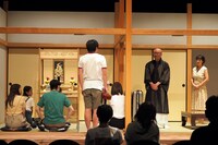 演劇 / 微熱少年「縁側アロハ」より。（撮影：中島沙織）