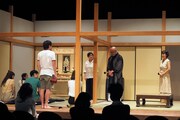 演劇 / 微熱少年「縁側アロハ」より。(撮影:中島沙織)