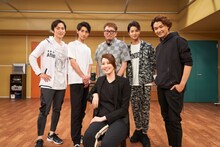 前列中央が「夢のミュージカル講座『シークレット・ゼミ』テーマ“宝塚男役の極意”」講師の朝夏まなと。後列左から川久保拓司、木村達成、福田雄一、田代万里生、井上芳雄。