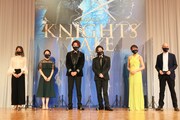 登壇者たちは新型コロナウイルス感染予防のため、「ナイツ・テイル」のロゴ入りマスクを着けて登場した。左から日本語脚本・歌詞の今井麻緒子、牢番の娘役の上白石萌音、パラモン役の井上芳雄、アーサイト役の堂本光一、エミーリア役の音月桂、脚本・演出のジョン・ケアード。