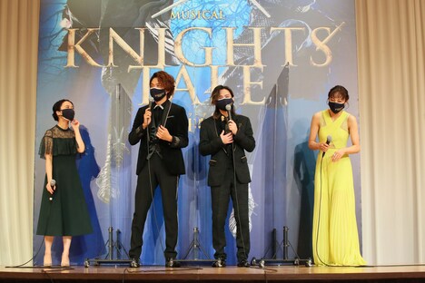 左から上白石萌音、井上芳雄、堂本光一、音月桂。