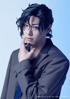 成松慶彦扮する安達拓海。