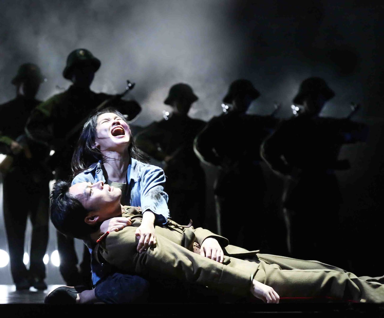 「ミス・サイゴン」（2014年公演）より。（写真提供：東宝演劇）