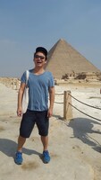 エジプトのピラミッドの前でパチリ。