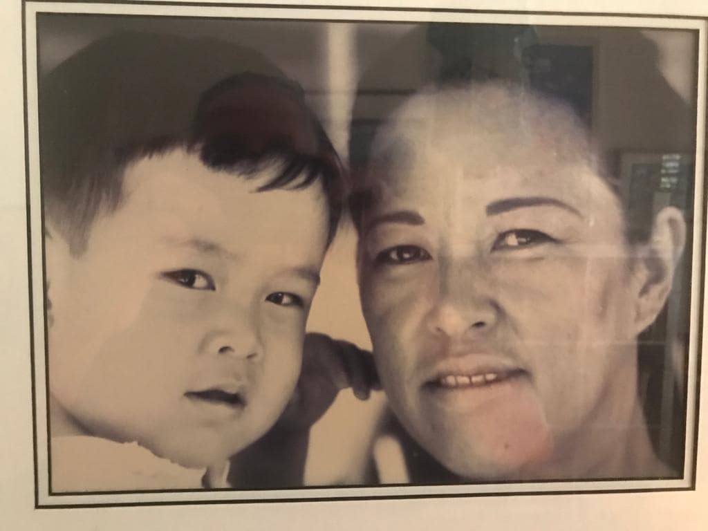 幼少期のダレン・ヤップ（左）。母親のおかげで「ジーザス・クライスト＝スーパースター」を観に行くことに。