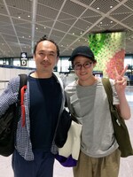 2019年、オリジナルミュージカル「（愛おしき）ボクの時代」を終え、西川大貴（右）と空港で。