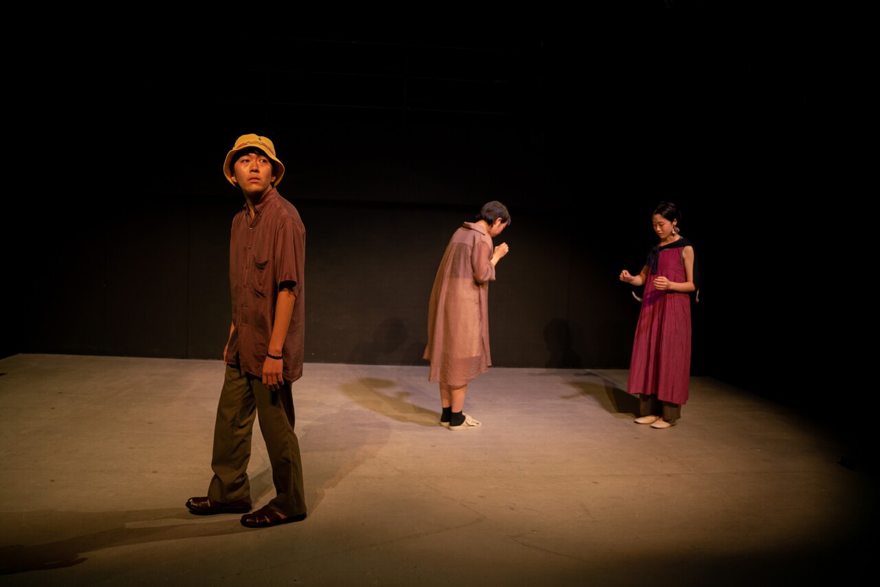 “今ここであること”を共有する、ムニ「カメラ・ラブズ・ミー！」公演スタート