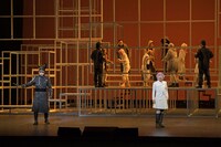 子どもたちとアンドロイドが創る新しいオペラ「Super Angels スーパーエンジェル」より。（撮影：鹿摩隆司、提供：新国立劇場）