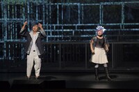 子どもたちとアンドロイドが創る新しいオペラ「Super Angels スーパーエンジェル」より。（撮影：鹿摩隆司、提供：新国立劇場）