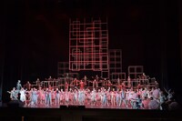 子どもたちとアンドロイドが創る新しいオペラ「Super Angels スーパーエンジェル」より。（撮影：鹿摩隆司、提供：新国立劇場）