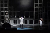 子どもたちとアンドロイドが創る新しいオペラ「Super Angels スーパーエンジェル」より。（撮影：鹿摩隆司、提供：新国立劇場）