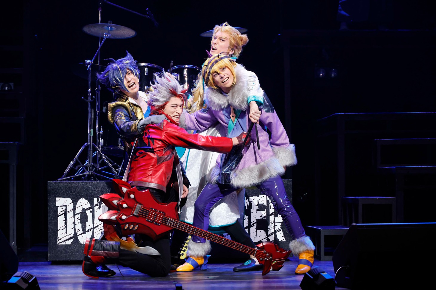 「Live Musical『SHOW BY ROCK!!』-DO 根性北学園編- 夜と黒のReflection」より。