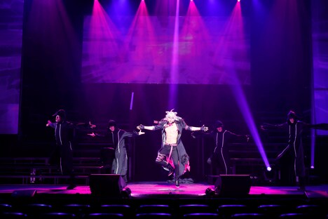 「Live Musical『SHOW BY ROCK!!』-DO 根性北学園編- 夜と黒のReflection」より。