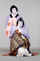 「須磨の写絵」より、中村梅玉扮する在原行平（前）と中村魁春扮する海女松風（後ろ）。(c)松竹