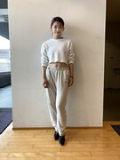 この日は白系で統一。スラッと長い脚に黒のヒールがよく似合う。