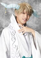 石渡真修扮する在原守人（白澤）。