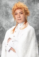 友石竜也扮する思金神。