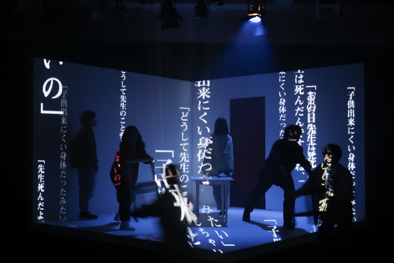 幻灯劇場「盲年」開幕、藤井颯太郎「鋭くなってしまった破片を拾おうとする手を愛おしむ」