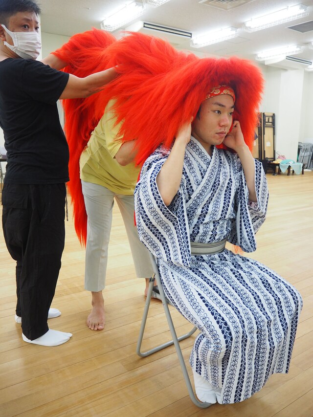 藤の浴衣に、仔獅子の赤い毛を。