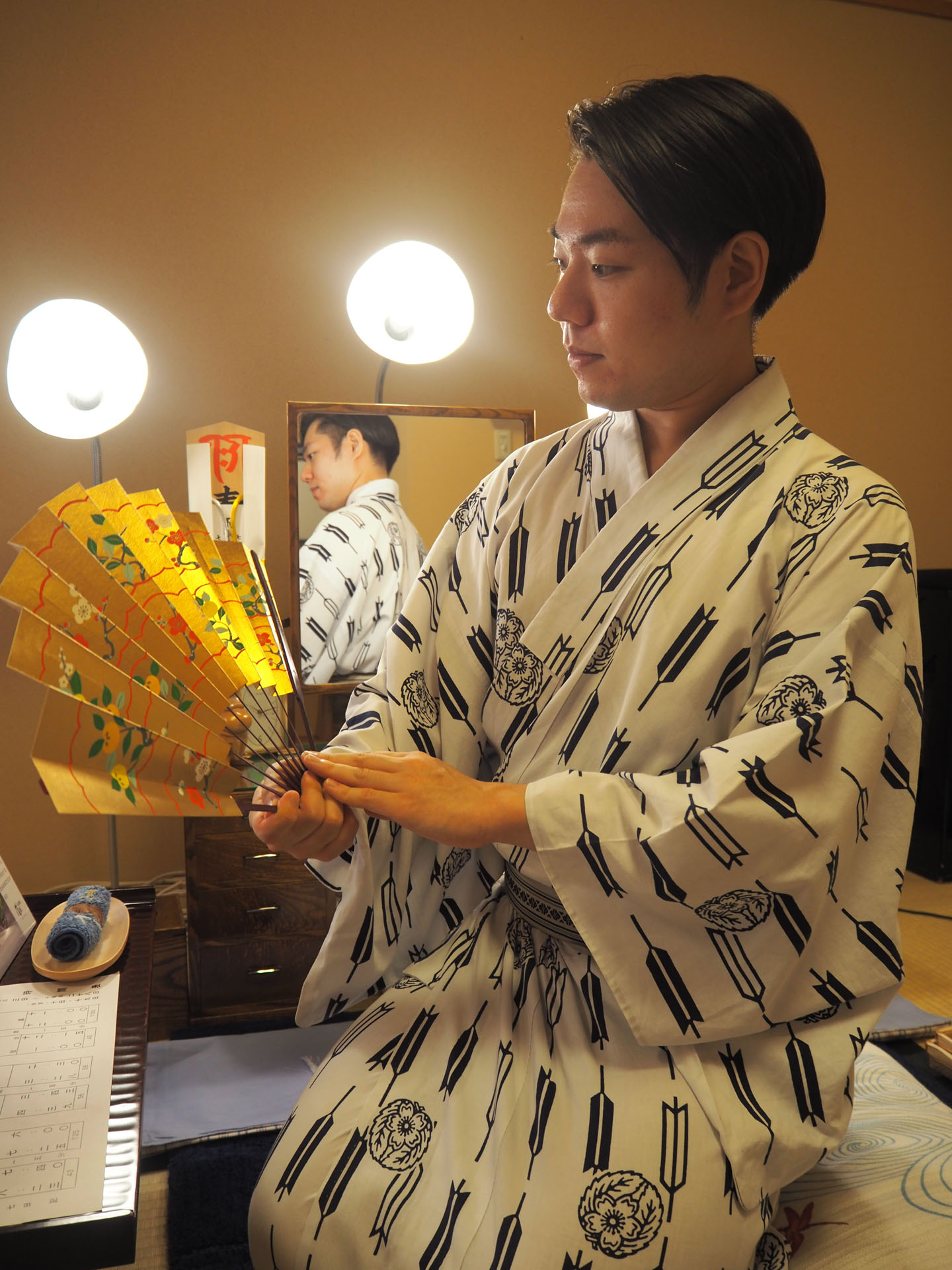 父・五代目中村富十郎デザインの浴衣。鏡台の前で金の扇子を開く、優美な佇まい。