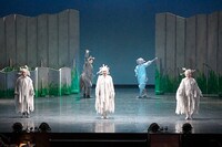 日生劇場ファミリーフェスティヴァル2021 音楽劇「あらしのよるに」より。（撮影：青木司）