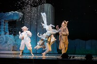 日生劇場ファミリーフェスティヴァル2021 音楽劇「あらしのよるに」より。（撮影：青木司）