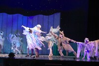 日生劇場ファミリーフェスティヴァル2021 音楽劇「あらしのよるに」より。（撮影：青木司）