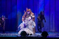 日生劇場ファミリーフェスティヴァル2021 音楽劇「あらしのよるに」より。（撮影：青木司）