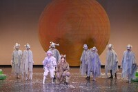 日生劇場ファミリーフェスティヴァル2021 音楽劇「あらしのよるに」より。（撮影：青木司）