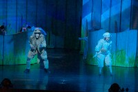 日生劇場ファミリーフェスティヴァル2021 音楽劇「あらしのよるに」より。（撮影：青木司）