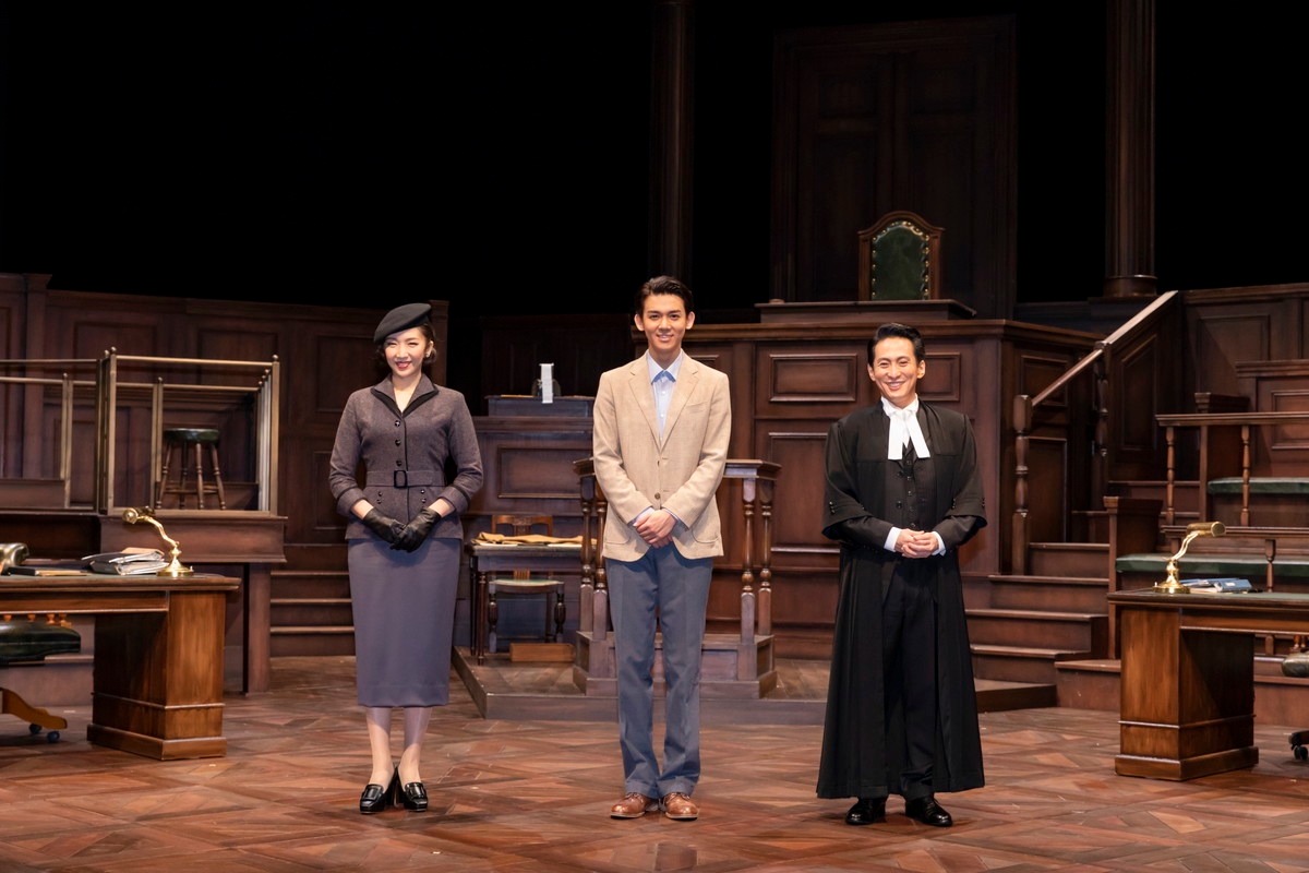 「検察側の証人」フォトセッションより。左から瀬奈じゅん、小瀧望（ジャニーズWEST）、成河。