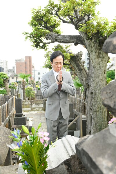 妙行寺での「東海道四谷怪談」興行安全成功祈願の様子。(c)松竹