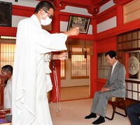 陽運寺での「東海道四谷怪談」興行安全成功祈願の様子。(c)松竹