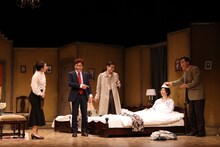 加藤健一事務所 vol.110「THE SHOW MUST GO ON」より。（撮影：石川純）