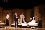 加藤健一事務所 vol.110「THE SHOW MUST GO ON」より。(撮影:石川純)