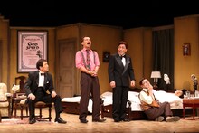 加藤健一事務所 vol.110「THE SHOW MUST GO ON」より。（撮影：石川純）