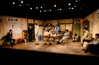 小松台東「デンギョー！」（再演）より。（撮影：向殿政高）